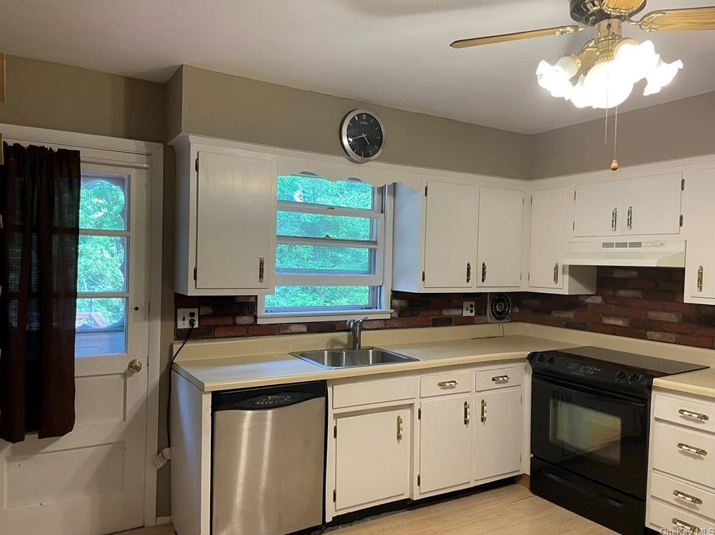 24 Mahopac Rd, Kent Lakes, NY 10512-6330