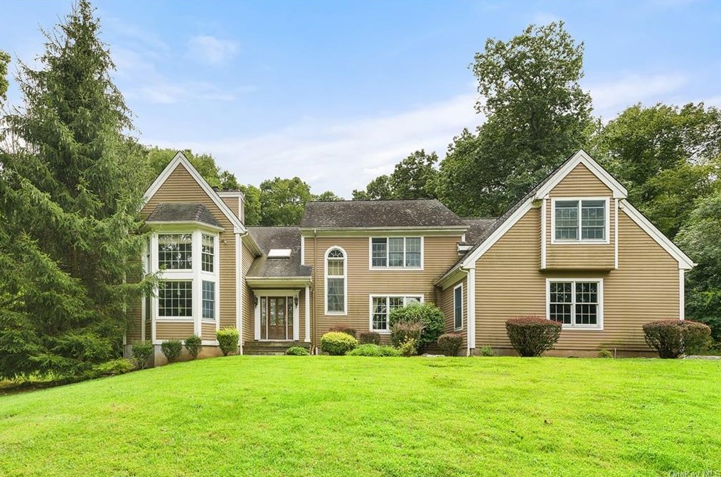 18 Mianus Bluff Dr, Bedford, NY 10506-1541