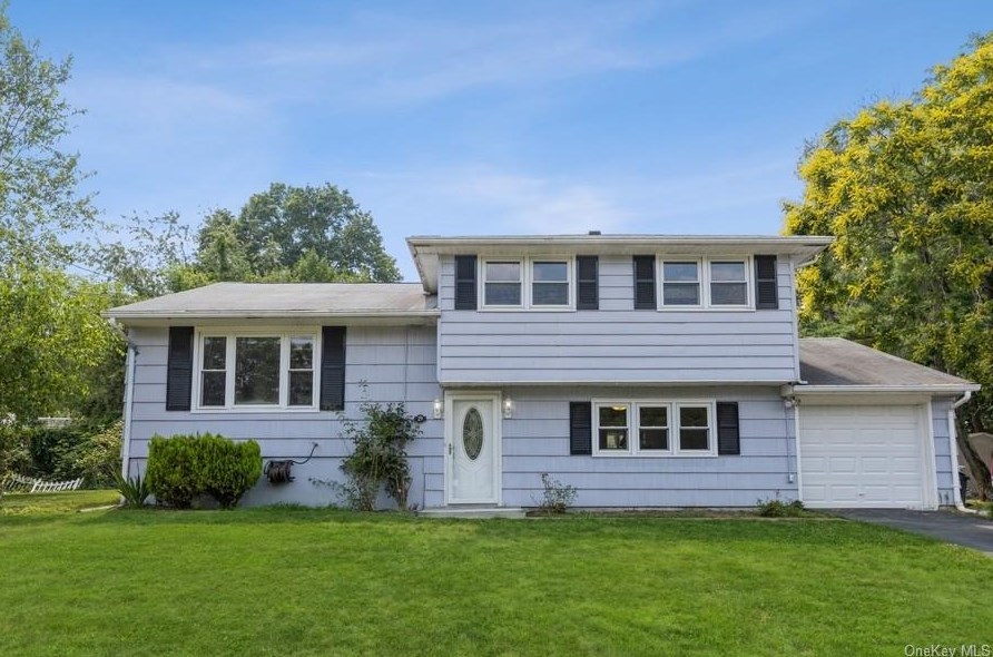 29 Lark St, Chestnut Ridge, NY 10965-2816