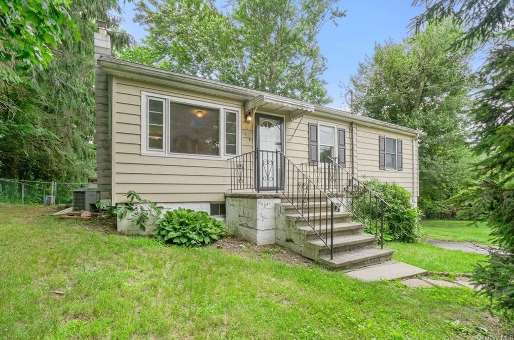 64 Lincoln Dr, Kent Lakes, NY 10512-6922