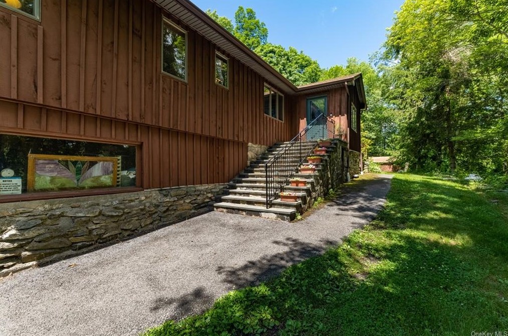 1027 Farmers Mills Rd, Kent Lakes, NY 10512-3033