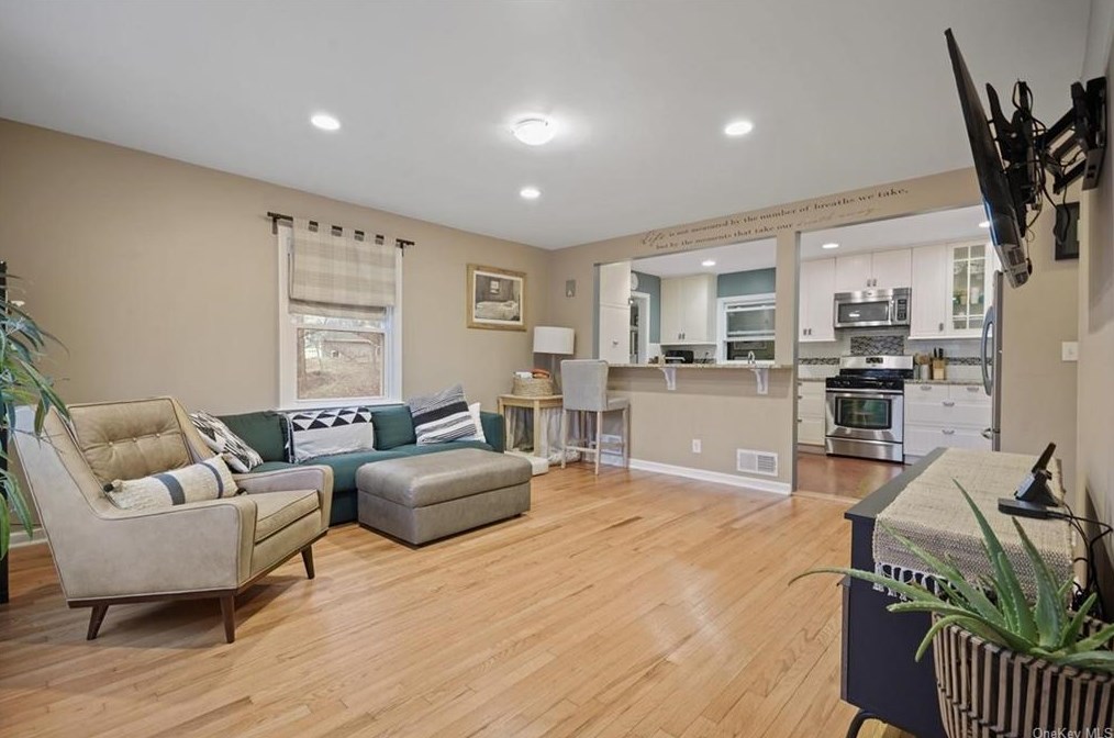 1722 Westchester Ave, Peekskill, NY 10566-3138