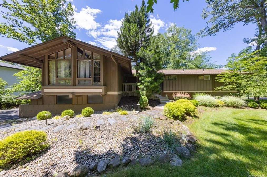 47 Wilder Rd, Chestnut Ridge, NY 10952-1039