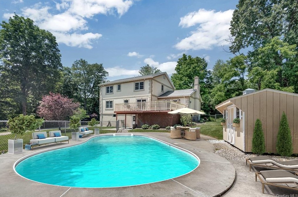 37 Regent Dr, East Fishkill, NY 12533-5503