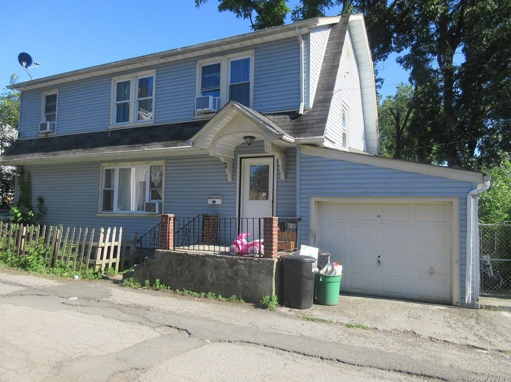 2 Harvey Pl, Chestnut Ridge, NY 10977-5401