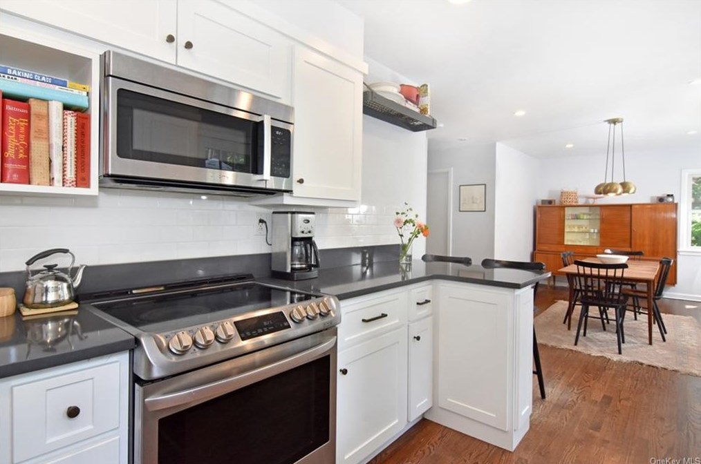 121 Walgrove Ave, Dobbs Ferry NY 10522-3106 exterior