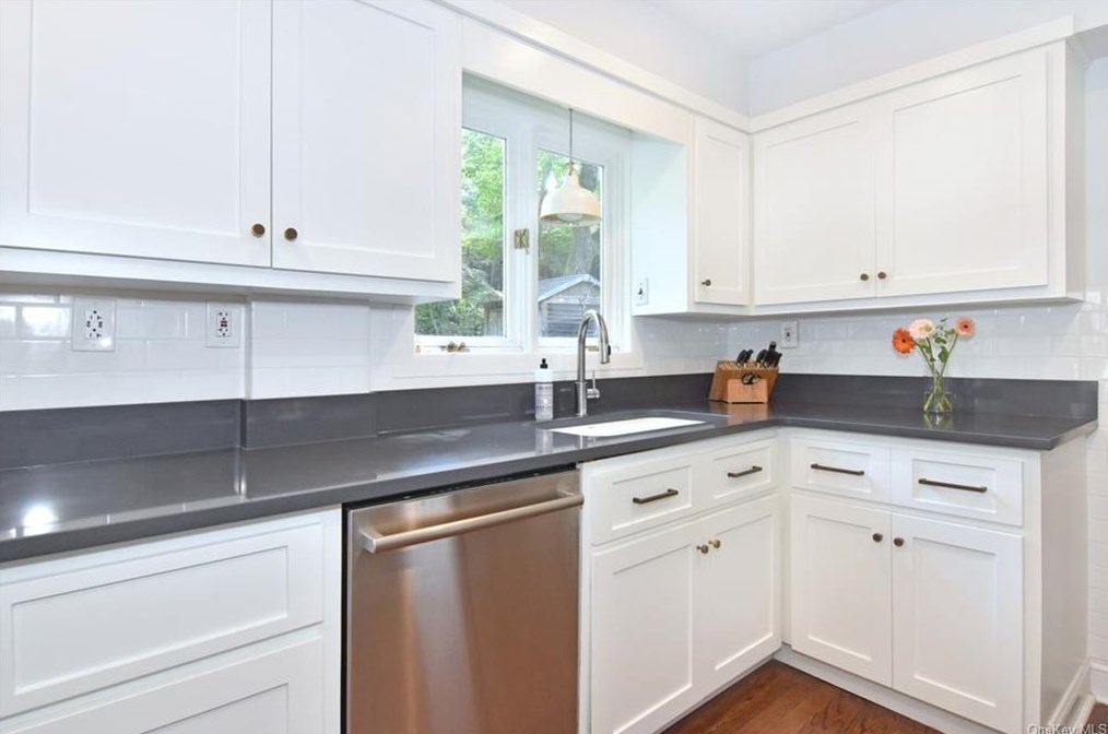 121 Walgrove Ave, Dobbs Ferry NY 10522-3106 exterior