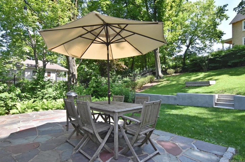 121 Walgrove Ave, Dobbs Ferry NY 10522-3106 exterior