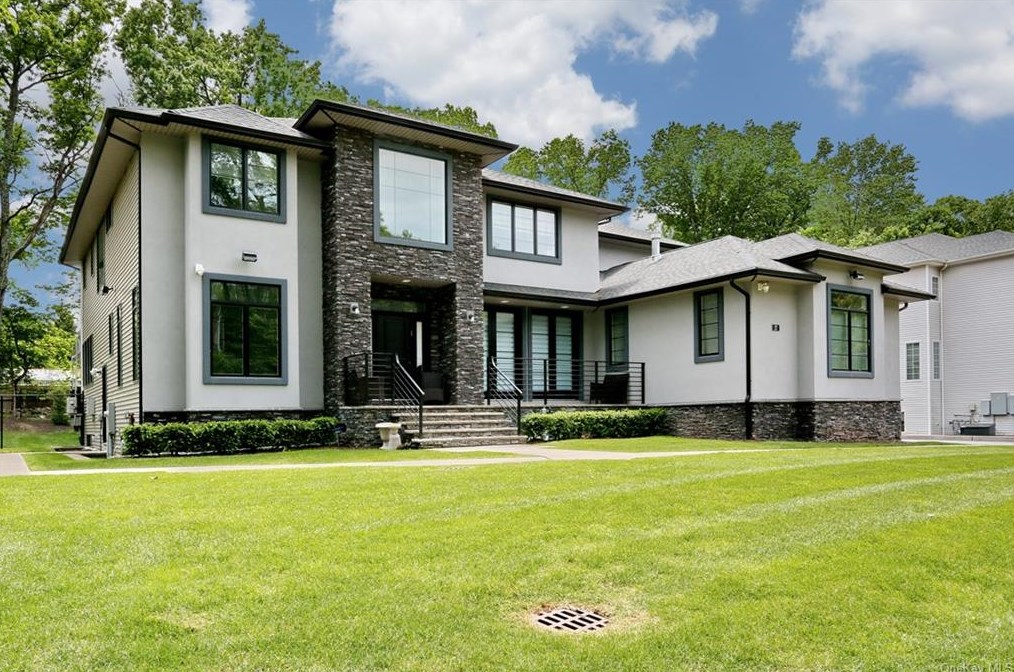 27 Highview Rd, Chestnut Ridge, NY 10952-2439