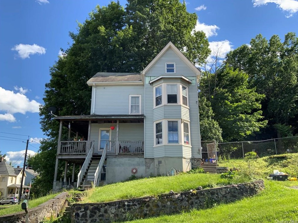 27 Walker St, Walden, NY 12586-1618