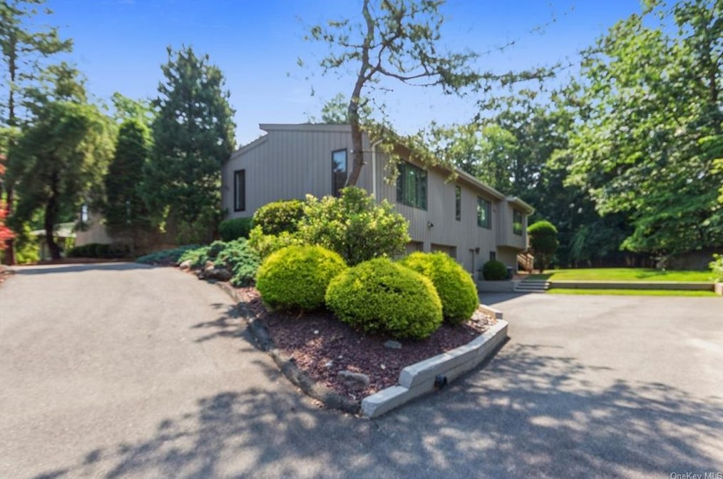 55 Pecan Valley Dr, New City, NY 10956-5539