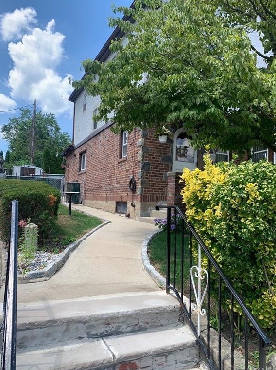 61 Tower Pl, Yonkers, NY 10703-2208