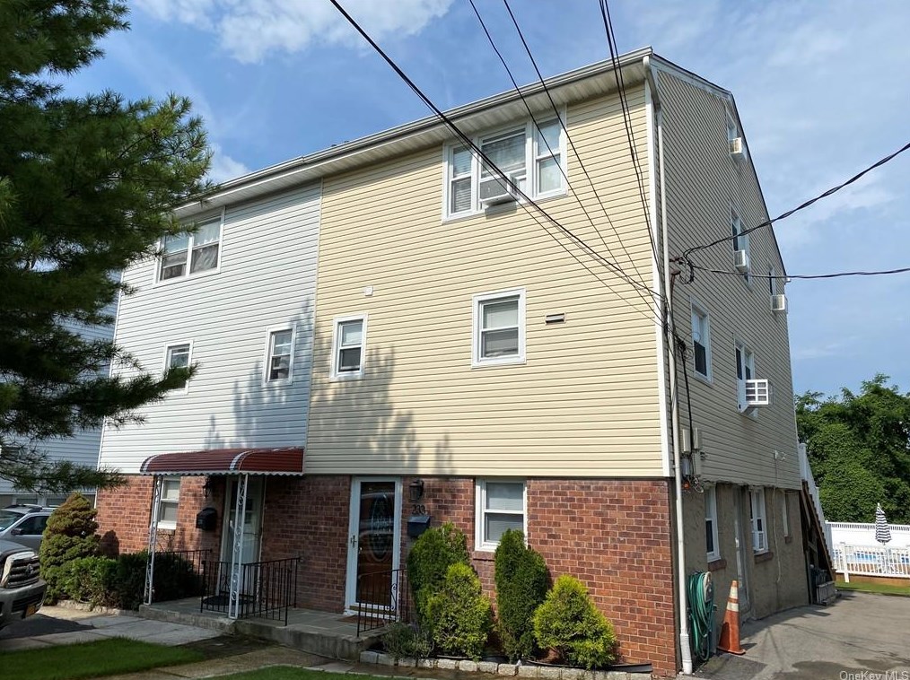 233 Hoover Rd, Yonkers, NY 10710