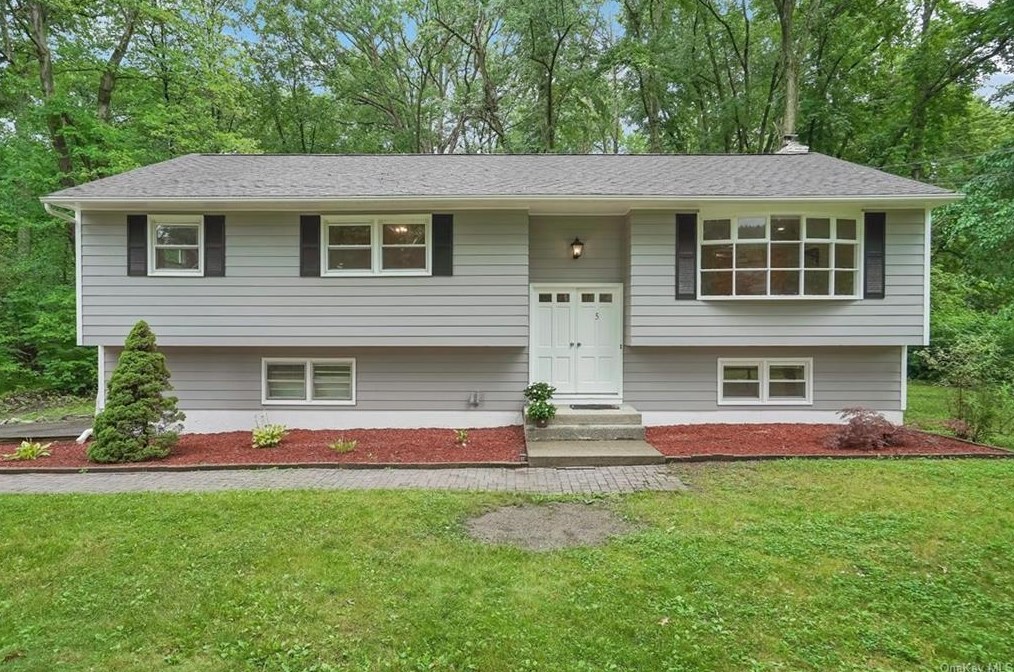 5 Salem Ct, Poughkeepsie, NY 12603-5819