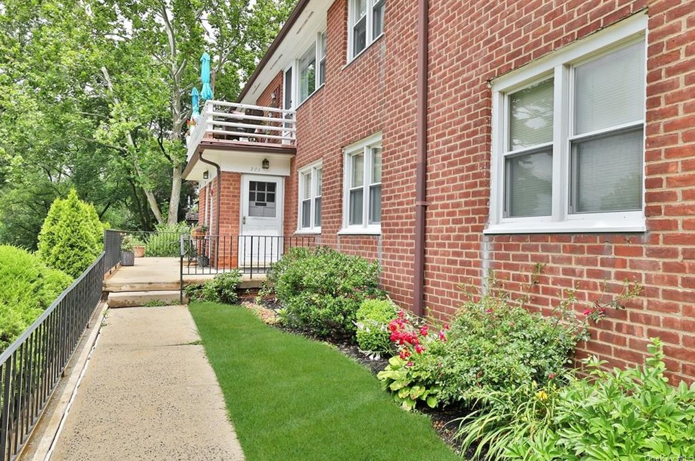 201 Buckhout St, Irvington On Hudson, NY 10533-2208