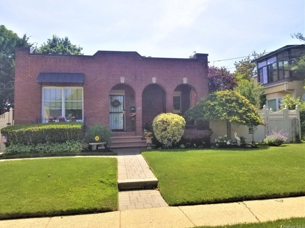 140 Frankel Blvd, North Merrick, NY 11566-4033