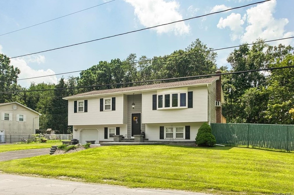 226 Summit Dr, Newburgh, NY 12553-6442