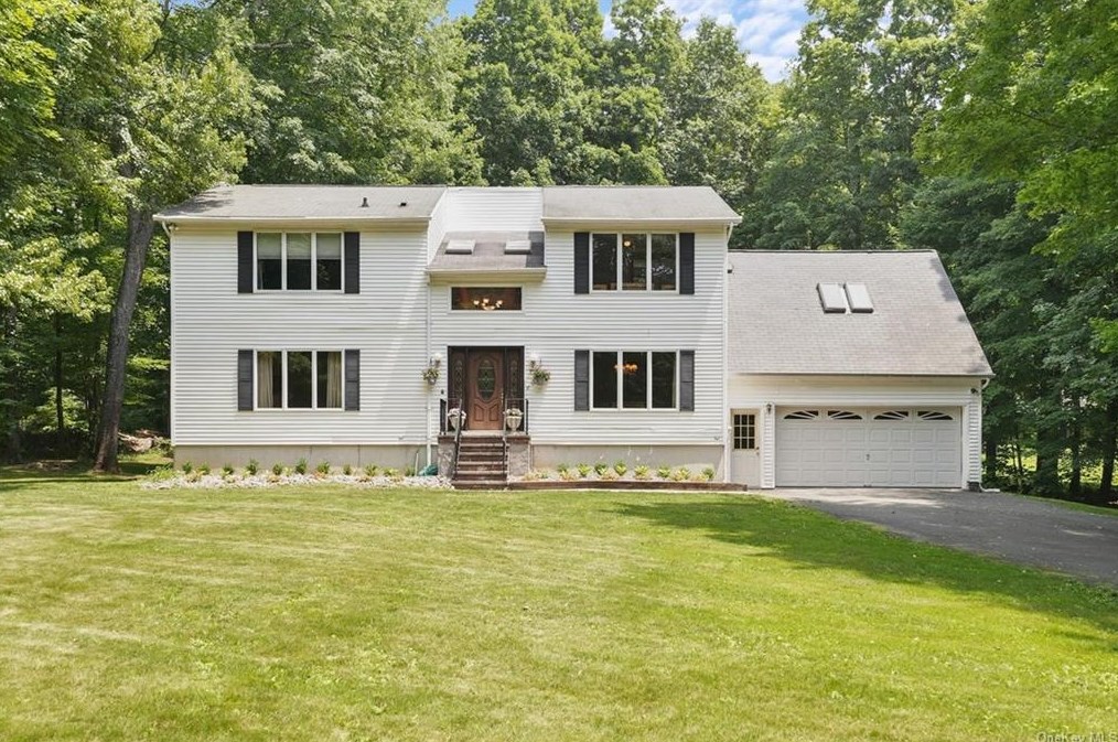 17 School House Ln, Wallkill, NY 12589-2810