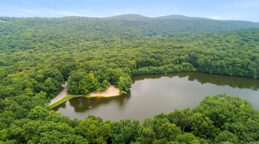 98 Whangtown Rd, Kent Lakes NY  10512-4024 exterior