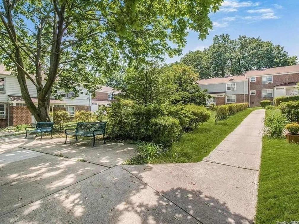 98 Spruce St, Yonkers, NY 10701-4511
