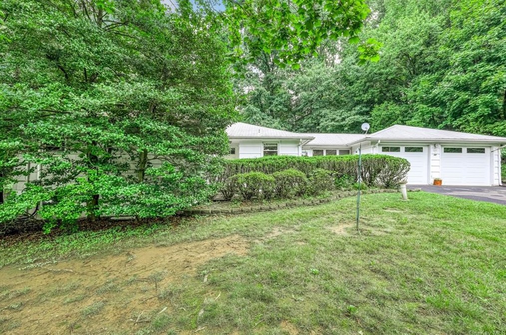 22 Oakwood Ter, Chestnut Ridge, NY 10977-1503