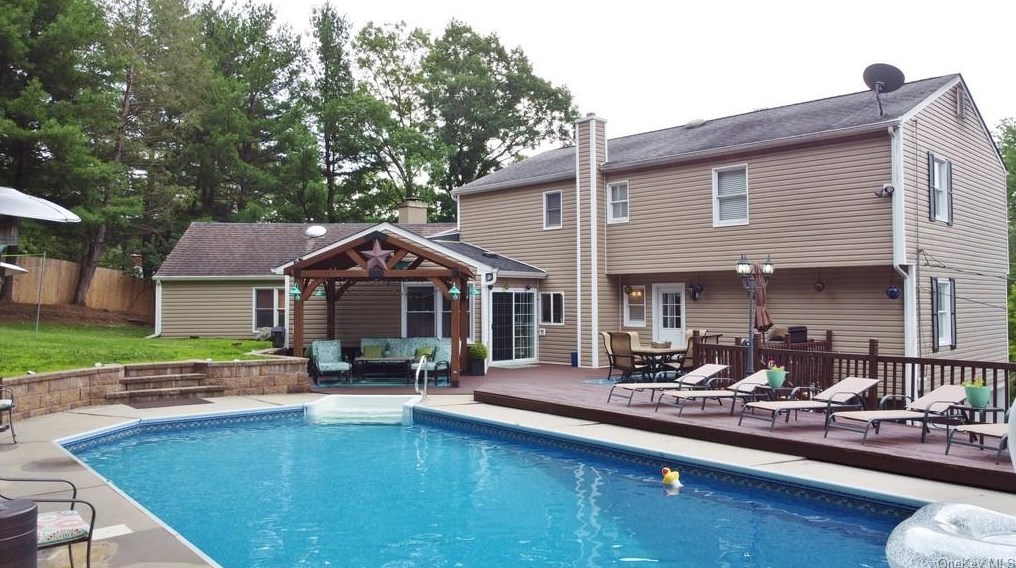 12 Camelot Dr, Goshen, NY 10924-1022
