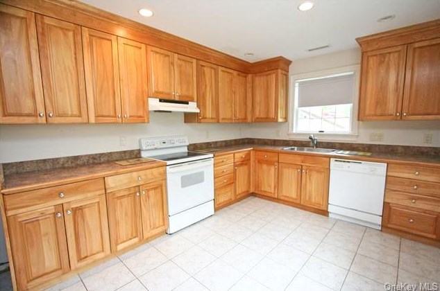 84 Wood St, Mahopac, NY 10541