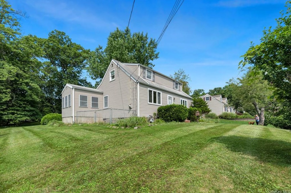 53 Wright St, Chestnut Ridge, NY 10965-1928