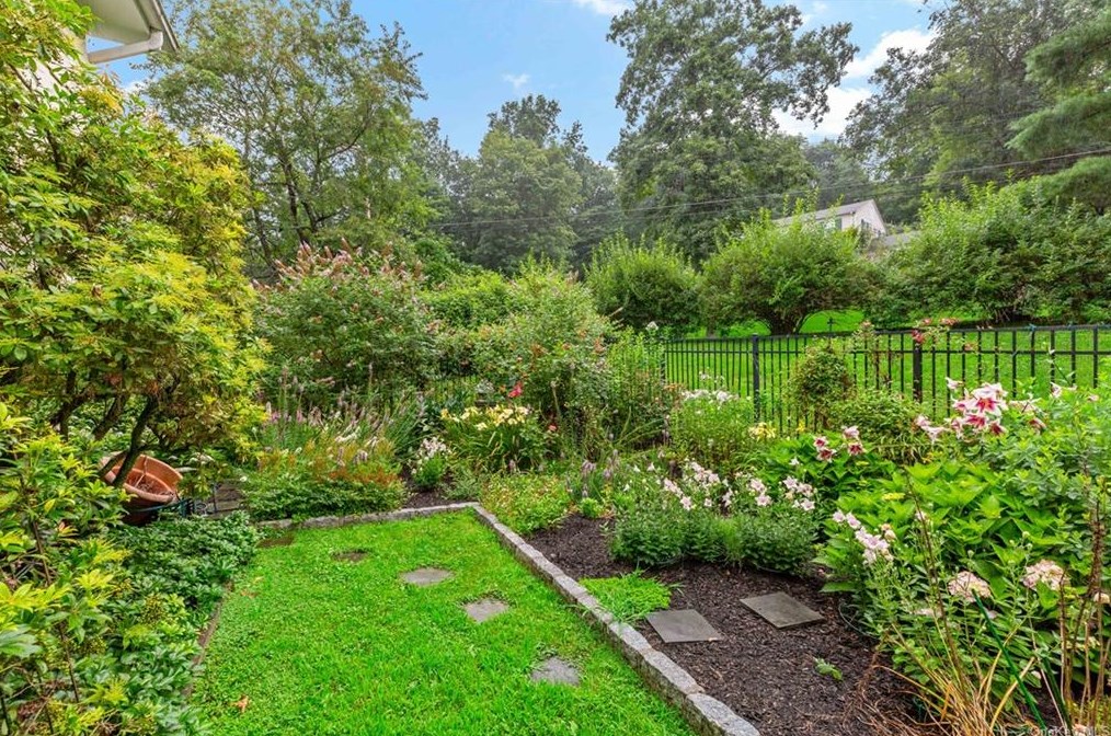 359 Cedar Dr W, Briarcliff, NY 10510