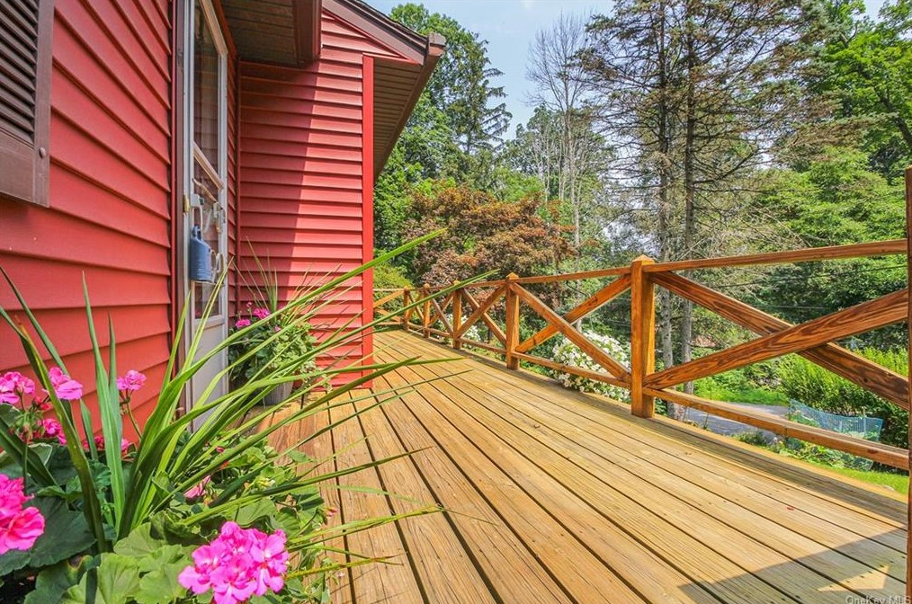 61 Forest Range Rd, Katonah, NY 10536-2642