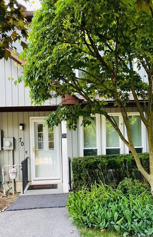 70 Hemlock Cir, Peekskill, NY 10566-4903