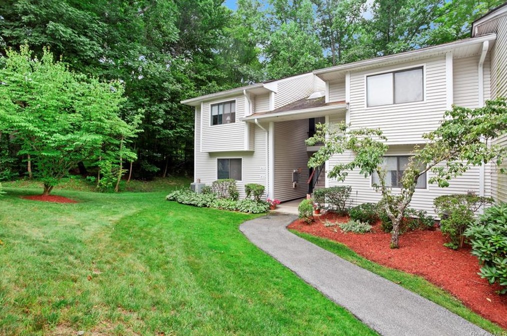 90 Molly Pitcher Ln #b, Yorktown Hgts, NY 10598