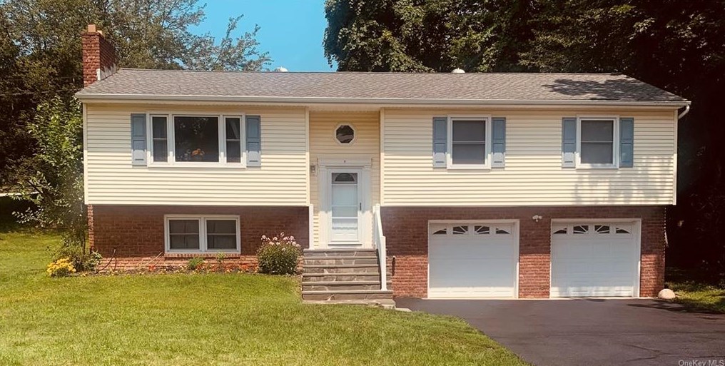 2 Carpenter Dr, Poughkeepsie, NY 12603-2628