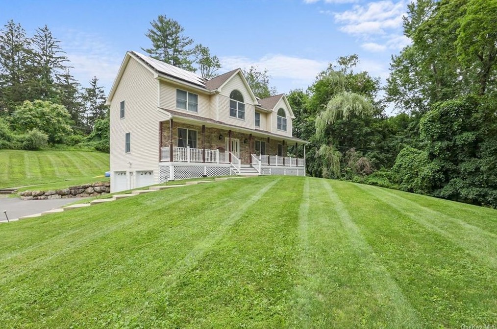 12 Mayer Dr, Airmont, NY 10901