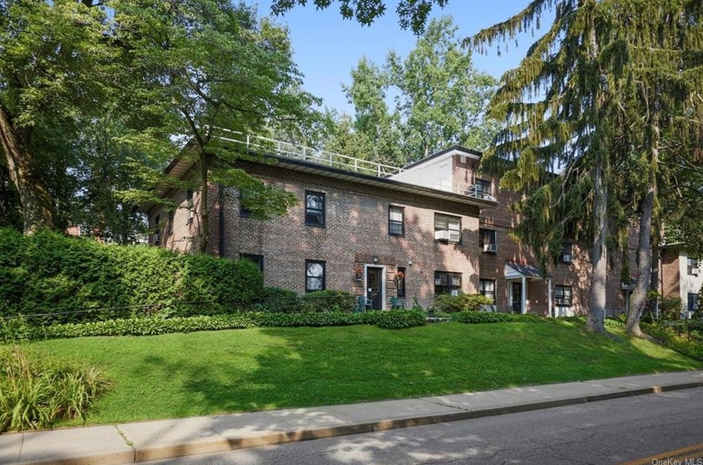 1241 California Rd, Yonkers, NY 10709-1016