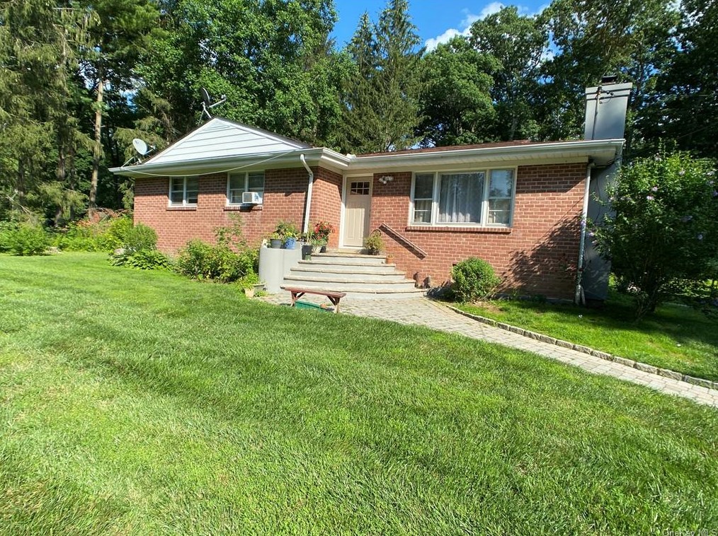 18 Dogwood Rd, East Fishkill, NY 12533-8309