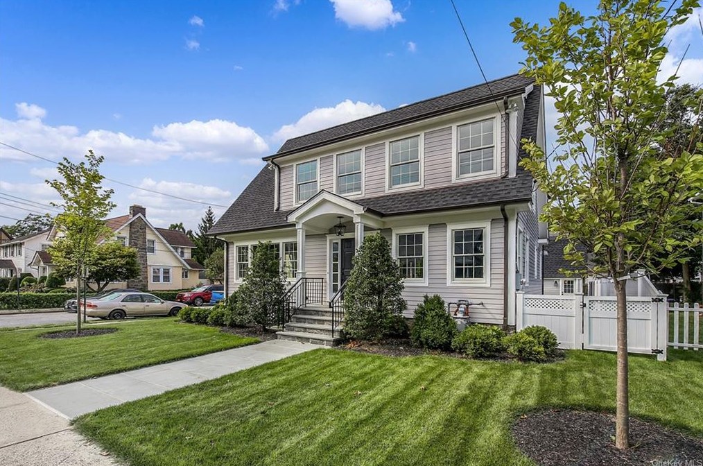 420 Beach Ave, Mamaroneck NY  10543-2708 exterior