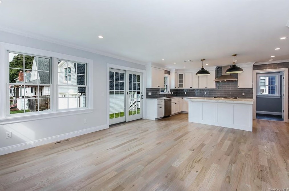420 Beach Ave, Mamaroneck NY  10543-2708 exterior