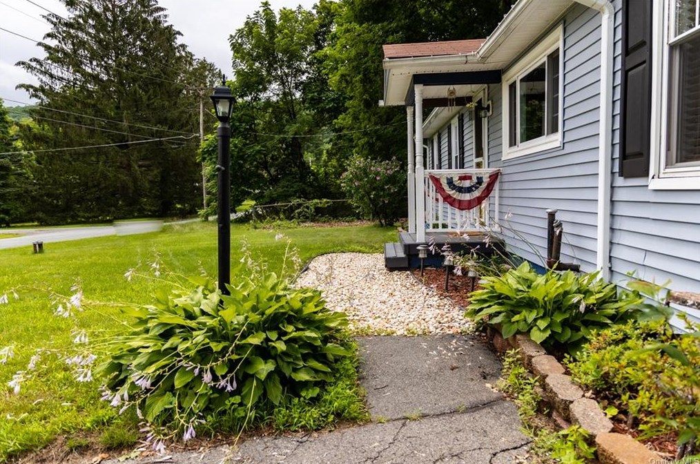 27 Hickory Ave, Port Jervis NY  12771-3727 exterior