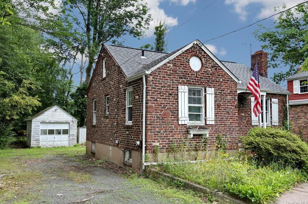 77 Hillside Ave, Chestnut Ridge, NY 10952-4820