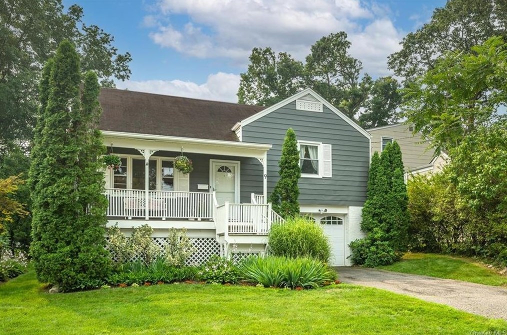 9 Blossom Ter, Larchmont, NY 10538-3301