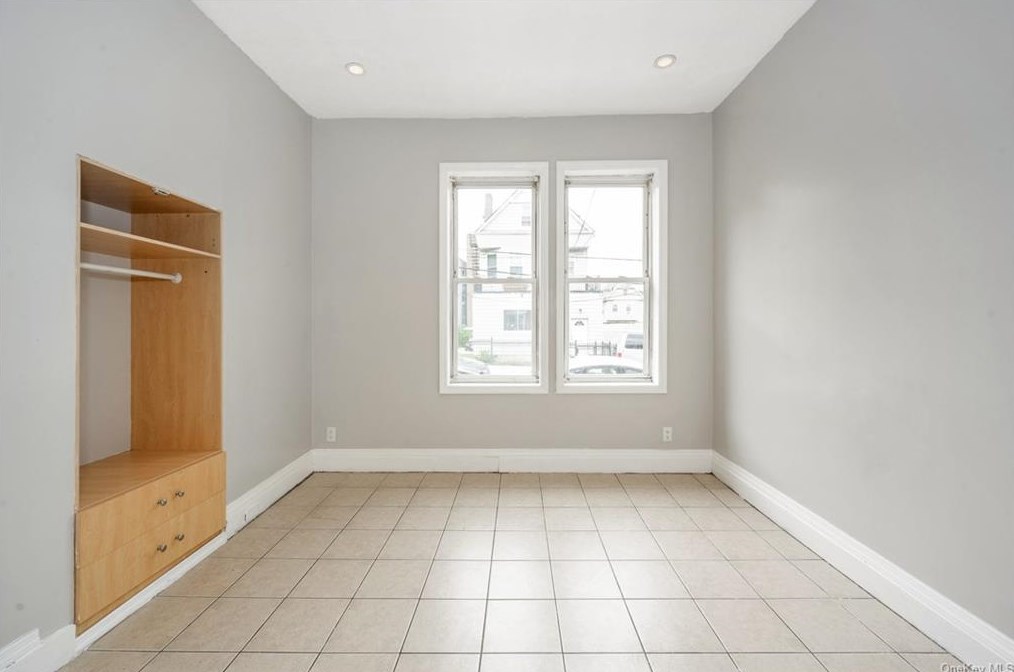 22 Saratoga Ave, Yonkers NY  10705-3209 exterior