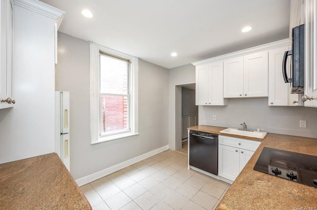 22 Saratoga Ave, Yonkers NY  10705-3209 exterior