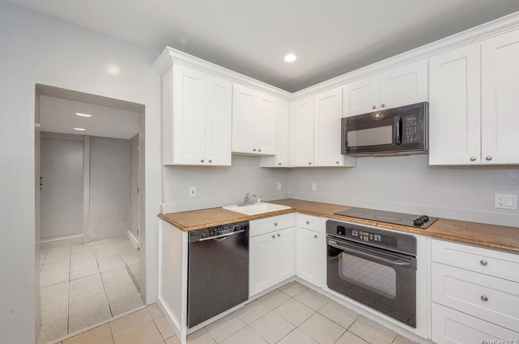 22 Saratoga Ave, Yonkers NY  10705-3209 exterior