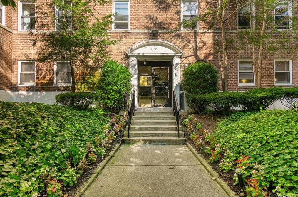 801 Bronx River Rd, Yonkers NY  10708-8032 exterior