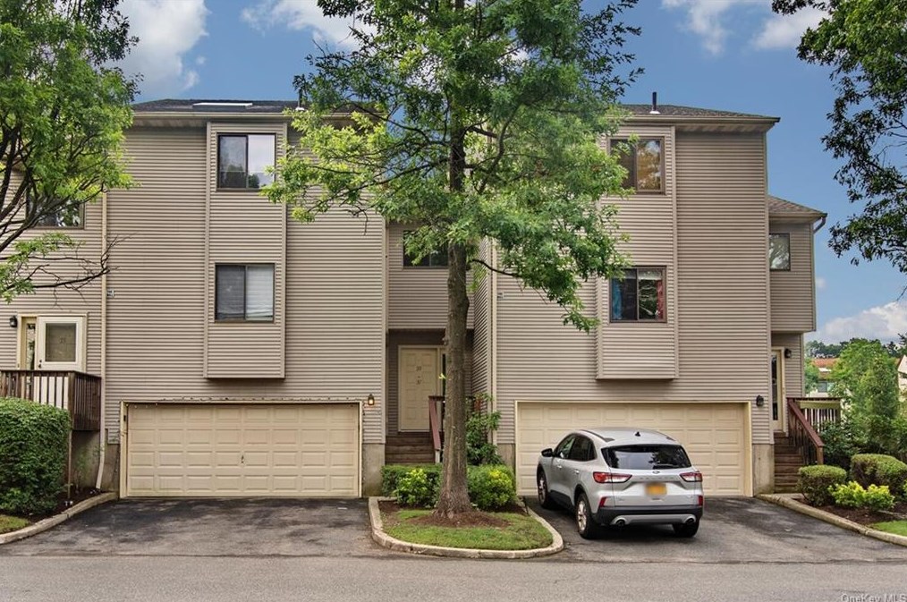39 Vista Dr, Nanuet, NY 10954-3821