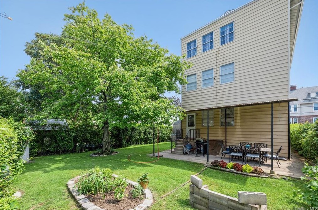 55 Ramsey Ave, Yonkers, NY 10701-5633