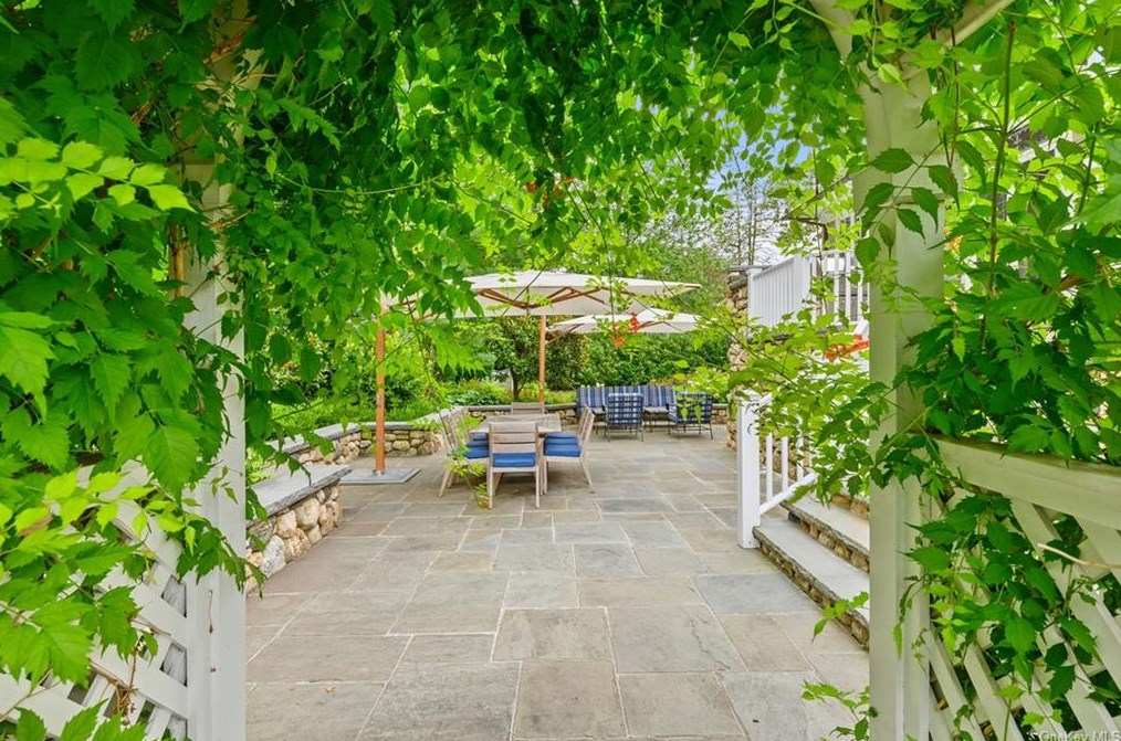 536 Orienta Ave, Mamaroneck NY  10543-4317 exterior