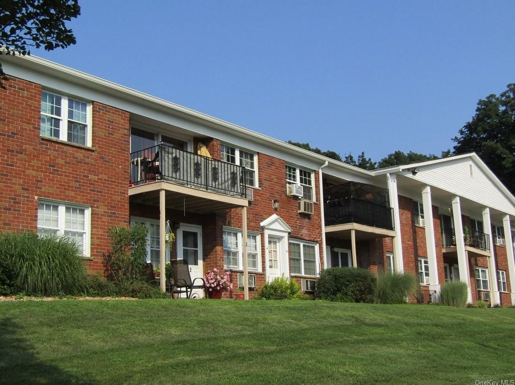 8 Colonial Rd, Beacon, NY 12508-1730