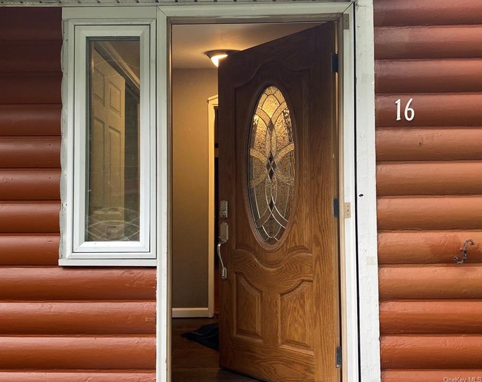 16 Pine St, Lake Peekskill, NY 10537-1315